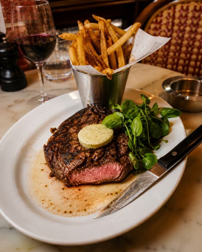 Entrecôte grillée 300 g avec beurre maître d’hôtel, frites et cresson