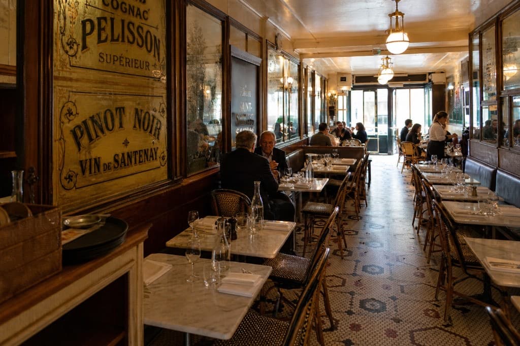 Salle intérieure du Taulier en fin d’après-midi